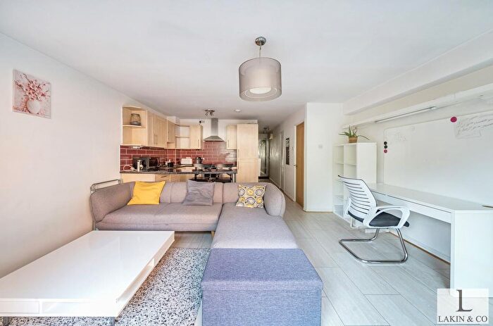 1 Bedroom Flat For Sale In Cumbrian Way, Uxbridge, UB8