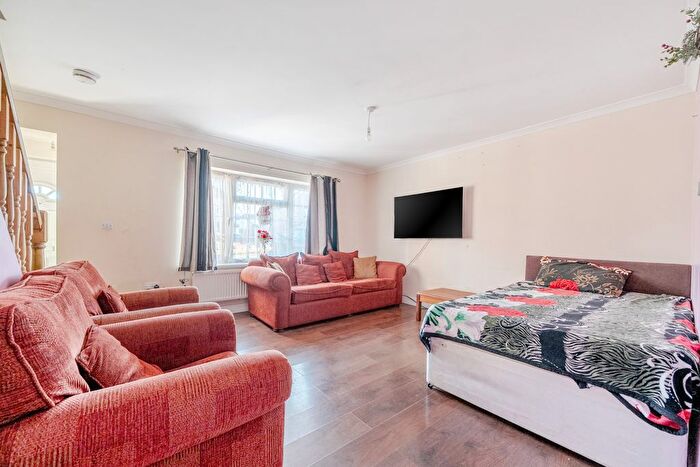 3 Bedroom Semi Detached House For Sale In York Avenue, Slough, SL1