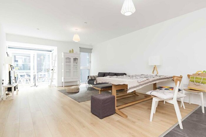 3 Bedroom Flat To Rent In Commercial Road, Aldgate, E1