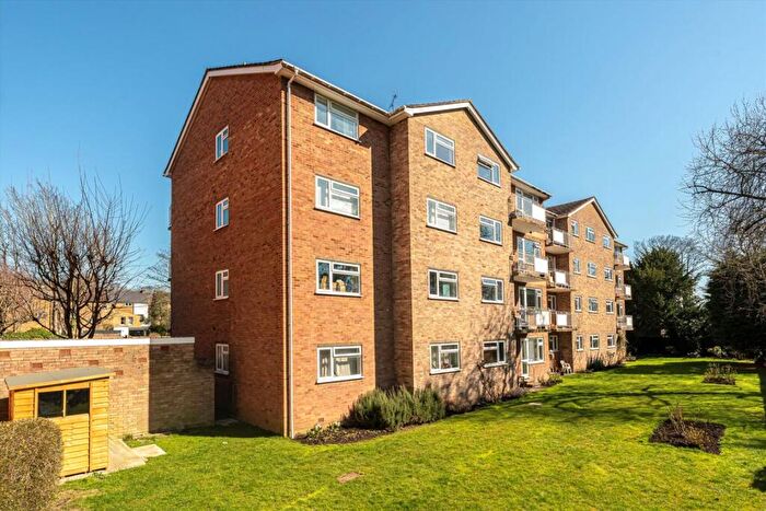 2 Bedroom Flat To Rent In Elton Close, Teddington, KT1