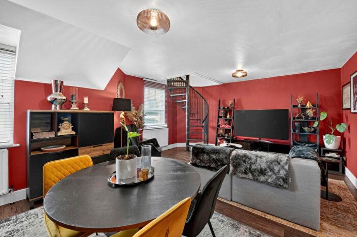 2 Bedroom Flat For Sale In South Worple Way, East Sheen, SW14