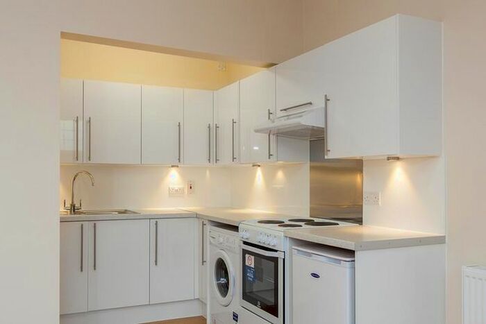 2 Bedroom Flat To Rent In King Street Parade, King Street, Twickenham, TW1
