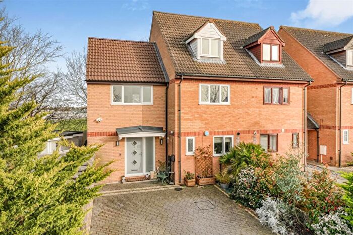 4 Bedroom Semi Detached House For Sale In Barrett Place, Shenley Church End, Milton Keynes, MK5