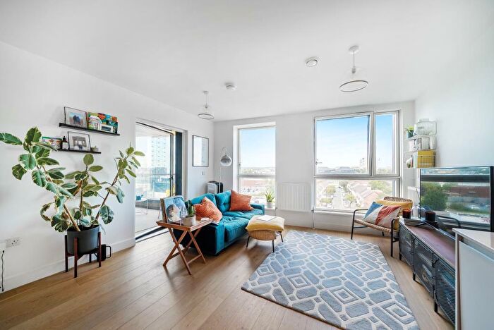 1 Bedroom Flat For Sale In Eastern Point, Edgware Road, NW9