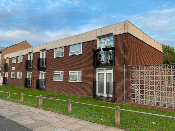 2 Bedroom Flat To Rent In Roberts Court, Maple Road, SE20