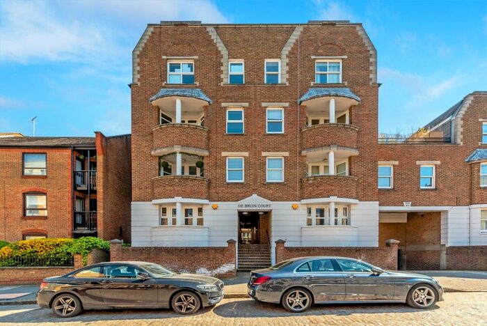 Studio To Rent In De Bruin Court, Isle Of Dogs, London, E14