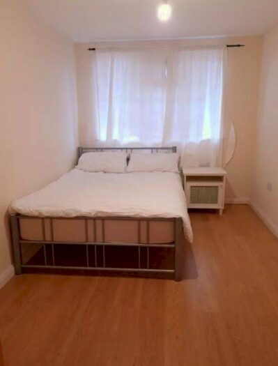 3 Bedroom Flat To Rent In Old Farm Road, London N2