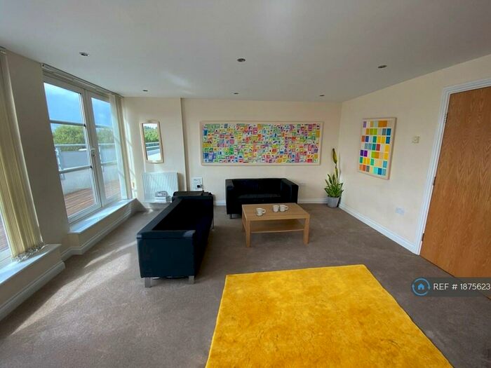 3 Bedroom Penthouse To Rent In Watkin Road, Leicester, LE2