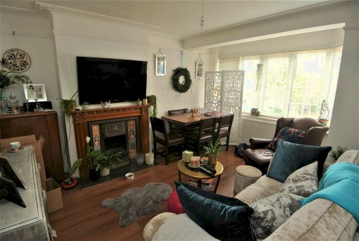 2 Bedroom Maisonette To Rent In Weybridge, KT13