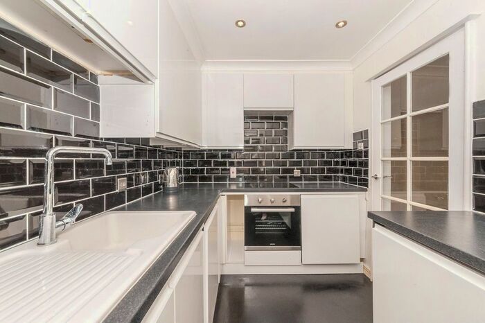 2 Bedroom Flat To Rent In Candishe House, Queen Elizabeth Street, London, SE1