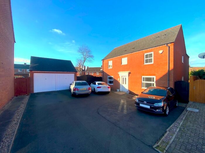 4 Bedroom Detached House To Rent In Crabtree Close, Lanesfield, Wolverhampton, WV4