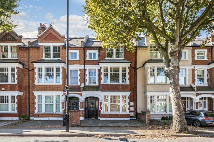 3 Bedroom Flat To Rent In Cavendish Road, Clapham, SW12