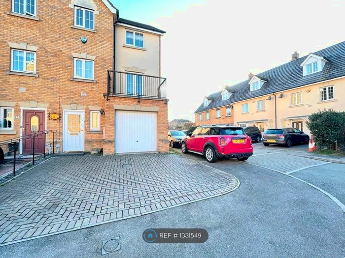 4 Bedroom Detached House To Rent In Genas Close, Ilford, IG6