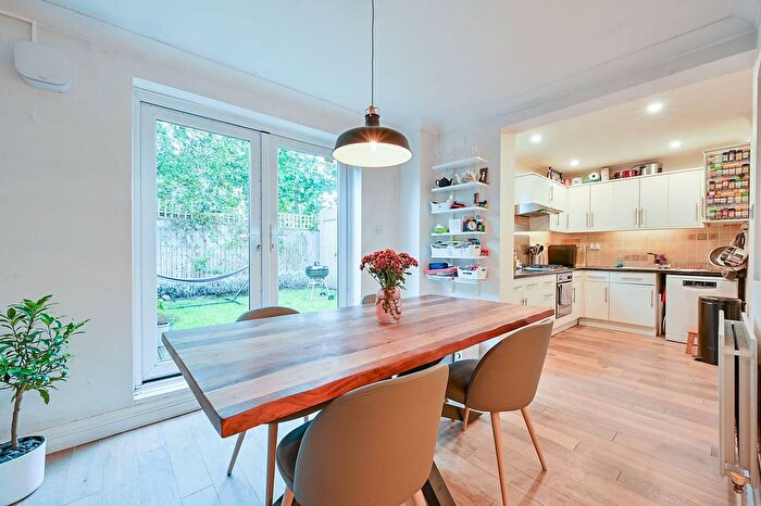 2 Bedroom Flat For Sale In Cedar Grove, Ealing, London, W5