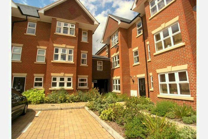 3 Bedroom Town House To Rent In Smiles Place, Woking, GU22