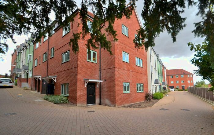 1 Bedroom Flat To Rent In Summerhouse Hill, Buckingham, MK18