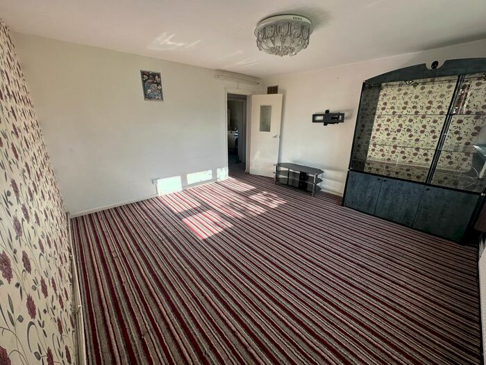 2 Bedroom Flat To Rent In Trafalgar Court, Bath Road, Hounslow, Middlesex, TW3
