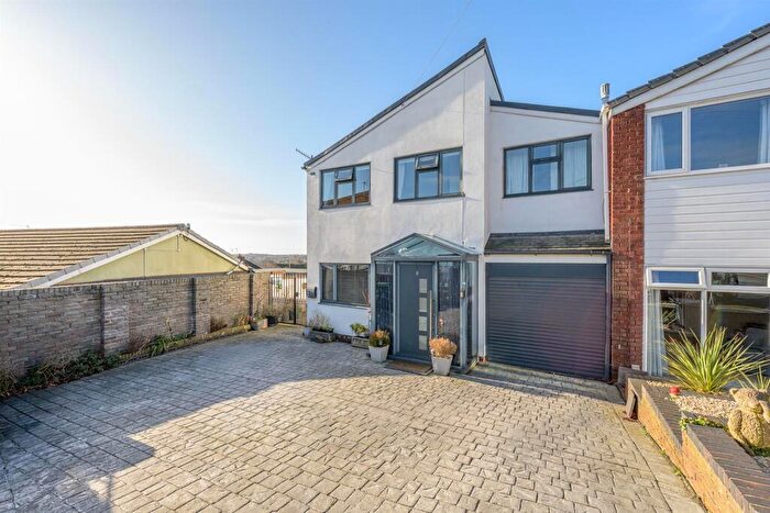 4 Bedroom Link Detached House For Sale In Oak Tree Gardens, Stourbridge, DY8