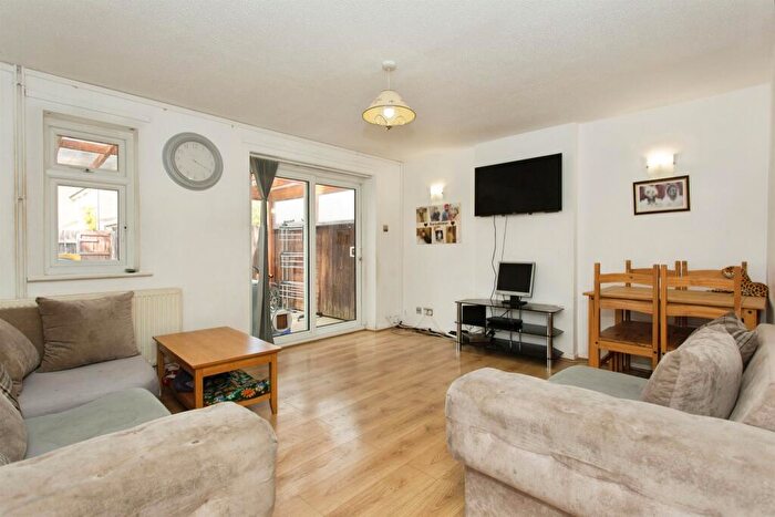3 Bedroom End Of Terrace House For Sale In Armitage Way, Cambridge, CB4