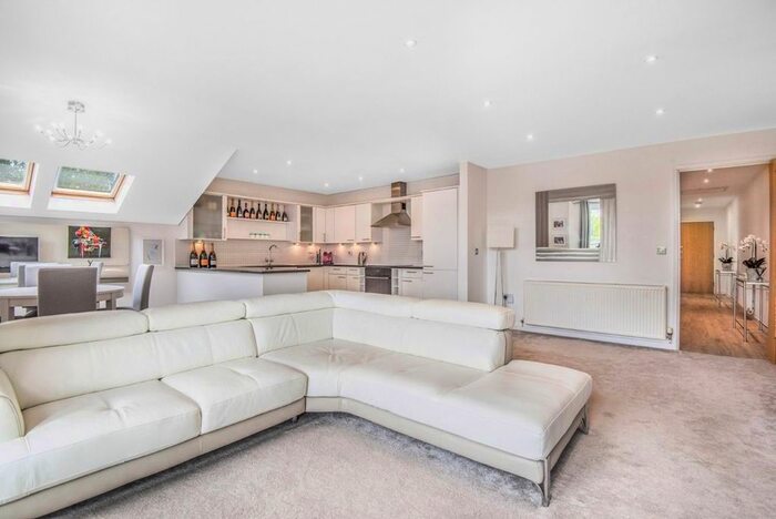 2 Bedroom Flat To Rent In Meadowcourt Road, London SE3