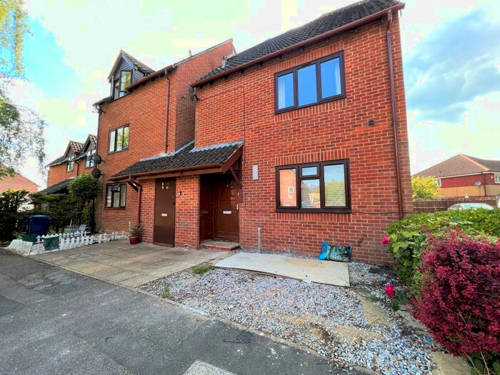 1 Bedroom Flat To Rent In Yew Close, Oxford, OX4