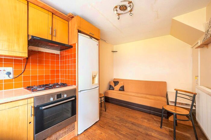 4 Bedroom Semi-Detached House To Rent In Spenser Grove, Stoke Newington, London, N16