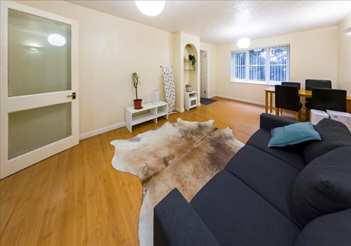 2 Bedroom Flat To Rent In Kingfisher Way, London, NW10