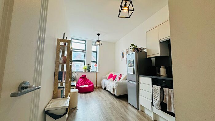 2 Bedroom Flat To Rent In Balham High Road, London, SW12