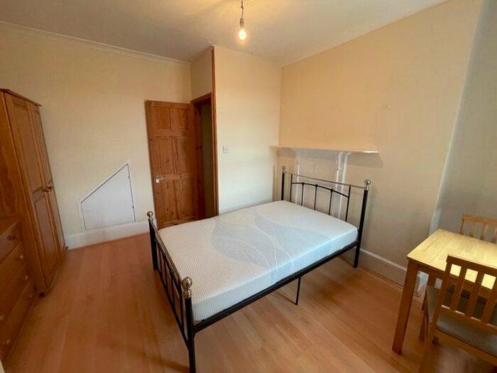 Studio To Rent In Northumberland Avenue, Isleworth, TW7