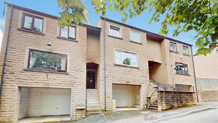 3 Bedroom Town House For Sale In Old Lee Bank, Halifax, HX3