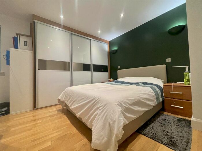 2 Bedroom Flat To Rent In Harvest Court, York Way, Watford WD25