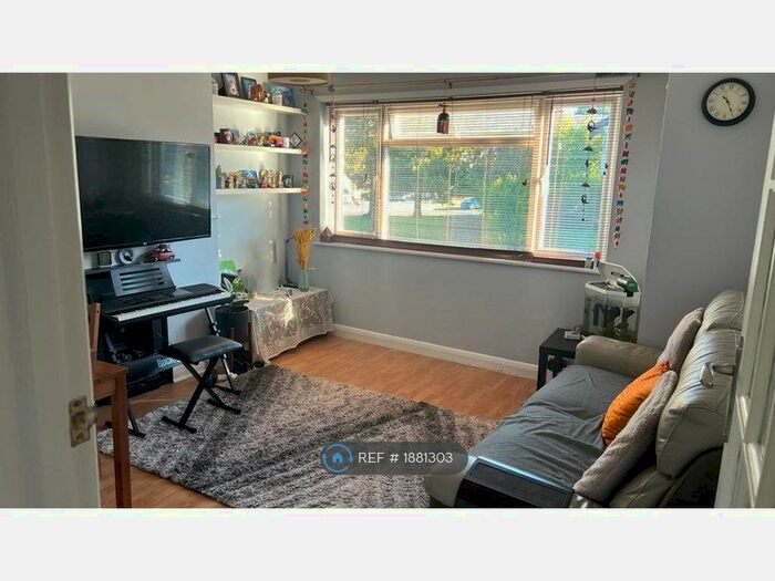 2 Bedroom Maisonette To Rent In Harlyn Drive, Pinner, HA5