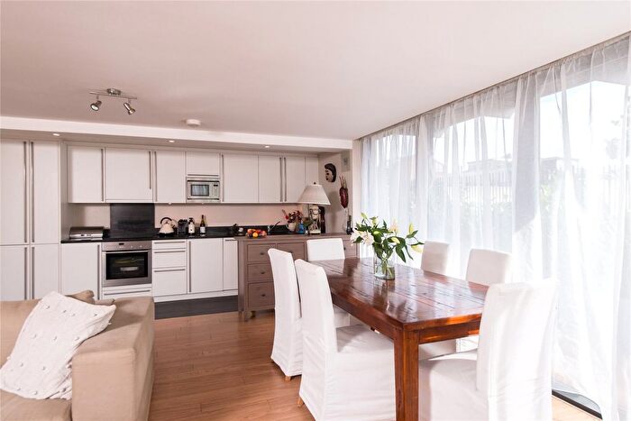 2 Bedroom Flat For Sale In Bazalgette Court, Great West Road, W6