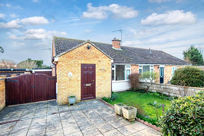 2 Bedroom Bungalow For Sale In Longfields, Bicester, OX26