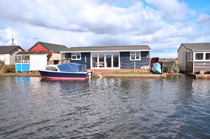 2 Bedroom Detached Bungalow For Sale In North East Riverbank, Potter Heigham, NR29