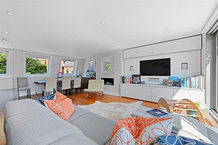 3 Bedroom Maisonette For Sale In Blythe Road, London, W14