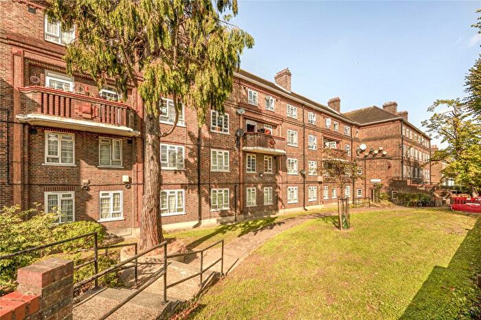 1 Bedroom Apartment For Sale In Halliwell Court, Barry Road, East Dulwich, London, SE22