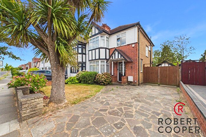 3 Bedroom Semi Detached House For Sale In North View, Pinner, HA5