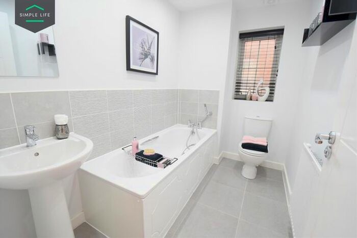 3 Bedroom Semi-Detached House To Rent In Hollybrook, Bradford, BD10