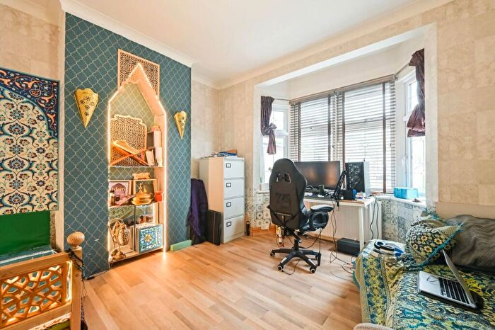 4 Bedroom Semi-Detached House For Sale In Sylvan Road, Walthamstow, London, E17