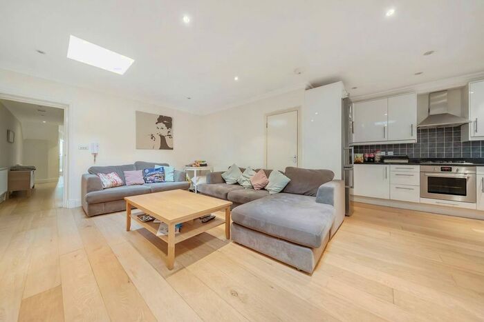 3 Bedroom Flat To Rent In Bishops Road, Fulham, London, SW6