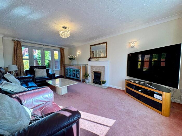 4 Bedroom Detached House For Sale In Sycamore Close, Sutton Coldfield, B76