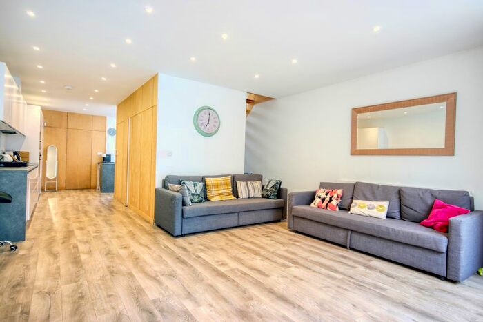 2 Bedroom Flat To Rent In Grange Road, London, SE1