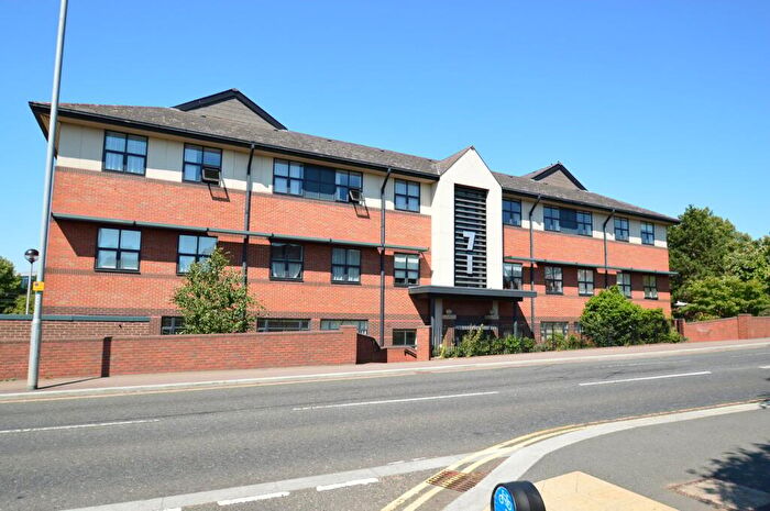 2 Bedroom Flat For Sale In Great North Road, Hatfield, AL9