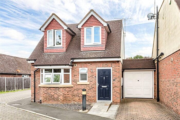 3 Bedroom Link Detached House For Sale In Park Close, Byfleet, West Byfleet, Surrey, KT14