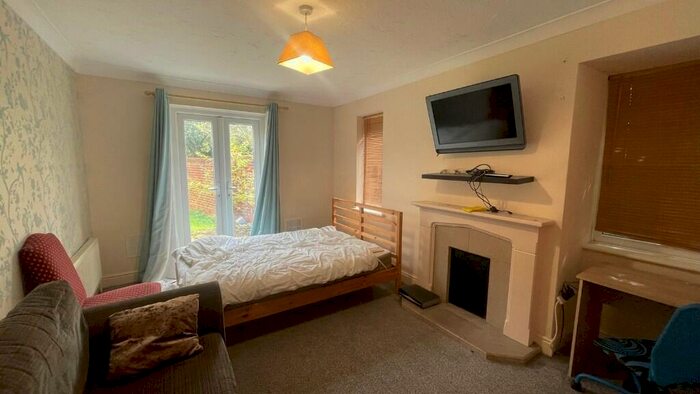 5 Bedroom Semi-Detached House To Rent In Mascot Square, Colchester, Essex, CO4
