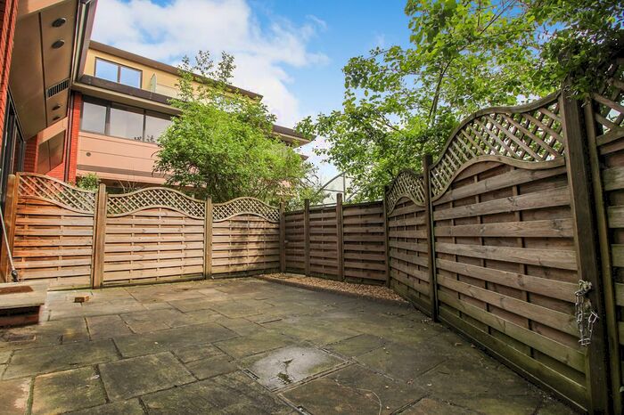 2 Bedroom Flat To Rent In Catteshall Lane, Godalming, GU7