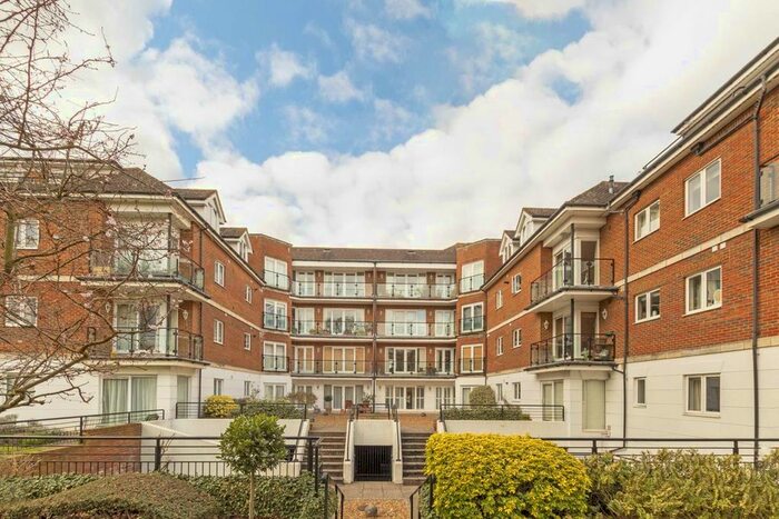 2 Bedroom Flat To Rent In The Downs, London, SW20