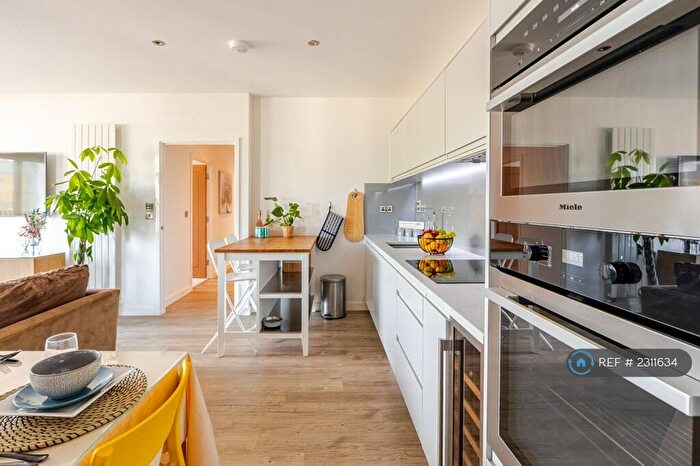 3 Bedroom Flat To Rent In Centric Close, London, NW1