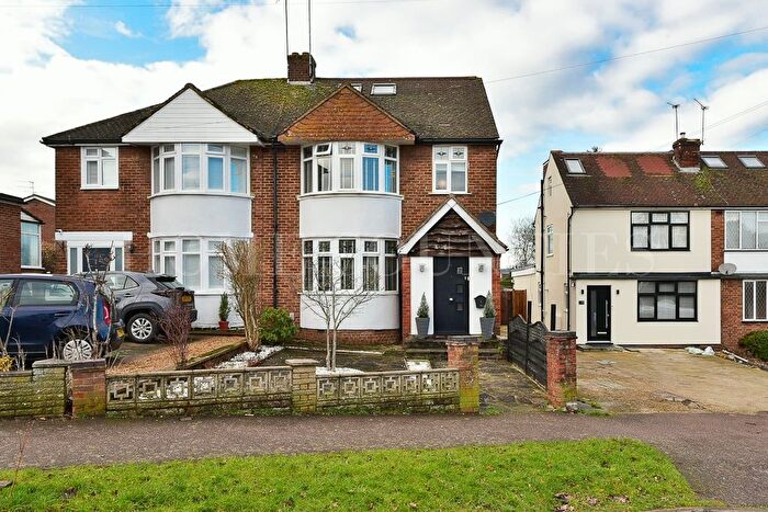 4 Bedroom Semi-Detached House For Sale In Mimms Hall Road, Potters Bar, EN6